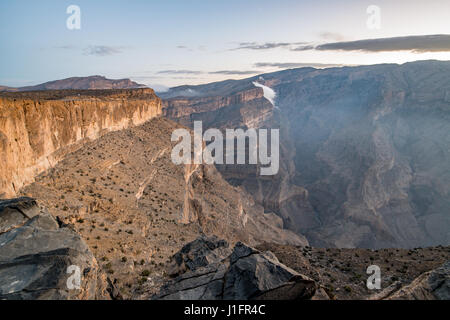 Jebel Shams; sole risplende nel corso del vertice e gorge in Oman il Grand Canyon Foto Stock