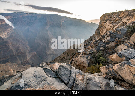 Jebel Shams; sole risplende nel corso del vertice e gorge in Oman il Grand Canyon Foto Stock