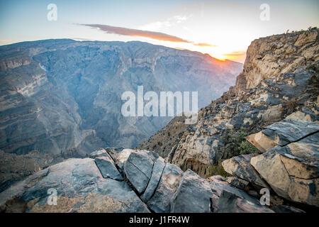 Jebel Shams; sole risplende nel corso del vertice e gorge in Oman il Grand Canyon Foto Stock