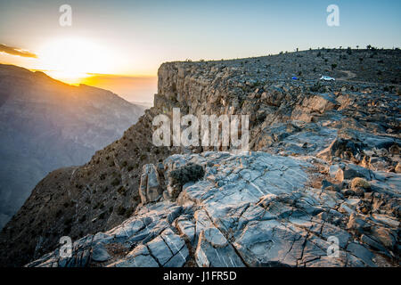 Jebel Shams; sole risplende nel corso del vertice e gorge in Oman il Grand Canyon Foto Stock