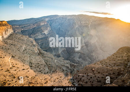 Jebel Shams; sole risplende nel corso del vertice e gorge in Oman il Grand Canyon Foto Stock