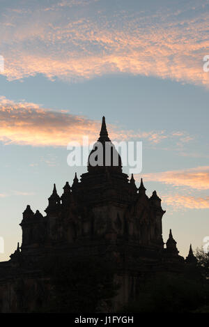 Tha Beik Hmauk Gu Hpaya presso sunrise, Bagan, Myanmar Foto Stock
