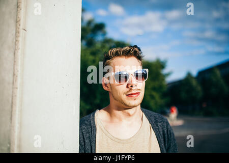 Tanga giovane uomo sorridente Foto Stock