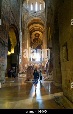 Mtskheta, Georgia - 26 Settembre 2016: all'interno della Cattedrale di Svetitskhoveli. Le pareti interne sono dipinte con affreschi, ma molti di loro non sono sopravvissuti Foto Stock