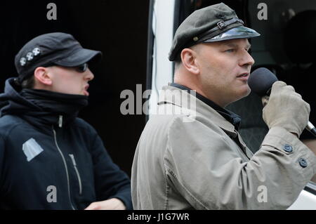 Neo nazisti marzo in Berlin-Prenzlauerberg per celebrare il giorno di maggio Foto Stock