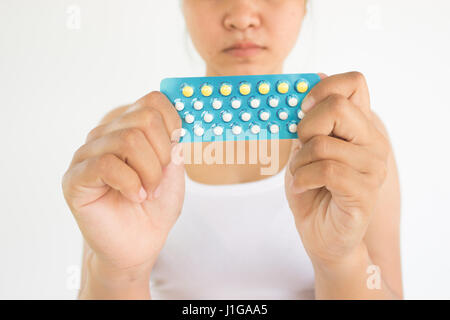 Donna con le pillole combinate in mani,Donna il concetto di assistenza sanitaria e di idee Foto Stock