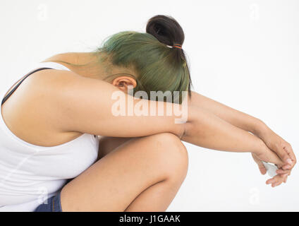 Donna con le pillole combinate in mani,Donna il concetto di assistenza sanitaria e di idee Foto Stock