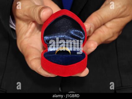 Uomo con anello di proposta Foto Stock