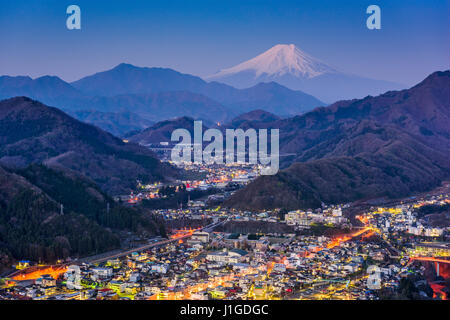 Otsuki, Giappone Skyline con Mt. Fuji. Foto Stock