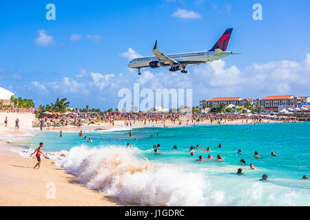 PHILIPSBURG, Sint Maarten - 28 dicembre 2016: un aereo commerciale si avvicina Princess Juliana airport onlooking sopra gli spettatori. La pista di atterraggio corto dà Foto Stock