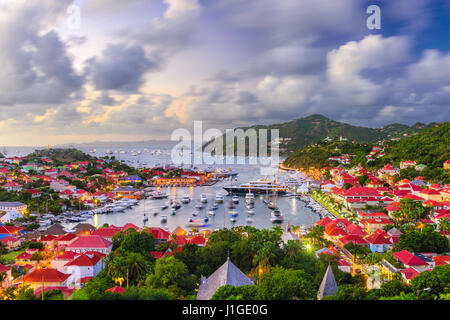 Saint Barthelemy skyline e porto in Indie ad ovest del Mar dei Caraibi. Foto Stock