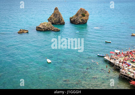 I due fratelli (a causa Fratelli) di Vietri sul Mare, Italia. Due rocce tipiche della Costiera Amalfitana in provincia di Salerno. Foto Stock