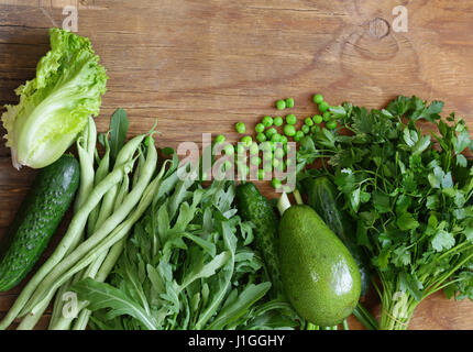 Un assortimento di verdure verdi (fagioli, piselli, rucola, cetrioli, avocadi) mangiare sano Foto Stock