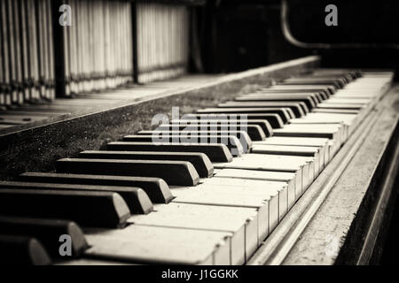 Chiavi da un vecchio rotto e pianoforte danneggiato Foto Stock