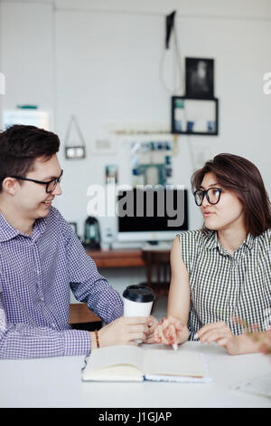 Due creative designer che lavorano in ufficio bianco Foto Stock
