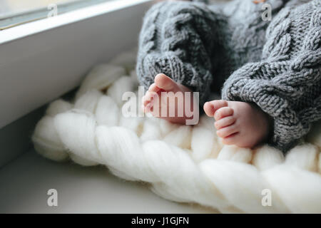 Piccolo bimbo in vestiti a maglia Foto Stock