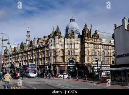 Leeds Kirkgate Market a Leeds, West Yorkshire, Inghilterra Situata su Vicar Lane. È il più grande mercato coperto in Europa Foto Stock