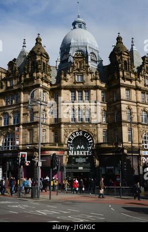 Leeds Kirkgate Market a Leeds, West Yorkshire, Inghilterra Situata su Vicar Lane. È il più grande mercato coperto in Europa Foto Stock