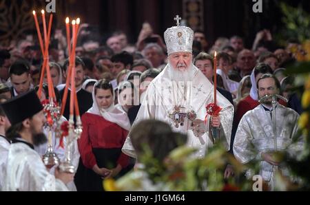 Chiesa Russa Ortodossa Patriarca Kirill conduce il servizio di Pasqua nella Cattedrale di Cristo Salvatore Aprile 16, 2017 a Mosca, in Russia. Foto Stock