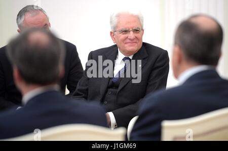 Il Presidente Italiano Sergio Mattarella durante un incontro bilaterale con il presidente russo Vladimir Putin al Cremlino, 11 aprile 2017 a Mosca, in Russia. Foto Stock