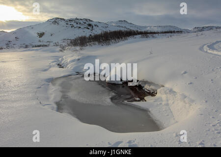 Fiume di montagna sotto la neve, Teriberka, regione di Murmansk, la Russia. Foto Stock