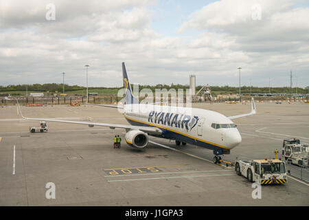 Ryanair 737 jet su asfalto presso l'aeroporto di Stansted Foto Stock