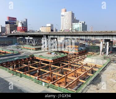 KAOHSIUNG, Taiwan - 2 Novembre 2014: una grande costruzione della metropolitana al di fuori del progetto Stazione Ferroviaria di Kaohsiung, che è parte della nuova ferrovia leggera Foto Stock