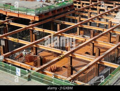 KAOHSIUNG, Taiwan - 2 Novembre 2014: una grande costruzione della metropolitana al di fuori del progetto Stazione Ferroviaria di Kaohsiung, che è parte della nuova ferrovia leggera Foto Stock