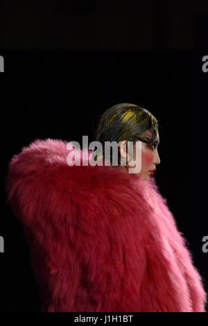 Modello a piedi giù per la passerella al David Ferreira mostra @ London Fashion Week 2017- FASHION SCOUT Foto Stock