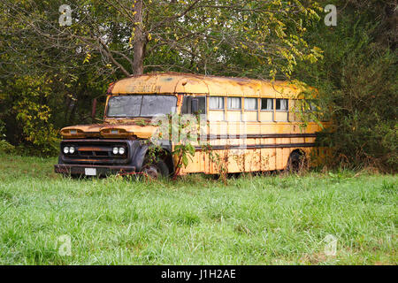 Vecchia scuola abbandonata Bus Foto Stock