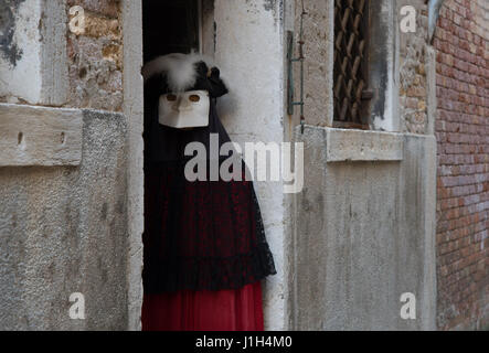 Manichino indossa medico della peste costume con maschera fatturati in agguato nella porta a San Polo Sestriere, Venezia Foto Stock