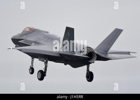 F-35un fulmine II getti di 34FS da Hill Air Force Base Utah sono state la formazione con il Regno Unito in base F-15 aquile a RAF Lakenheath in Suffolk Foto Stock