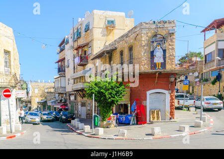 HAIFA, Israele - 25 Marzo 2017: la vista di un vecchio edificio di Wadi Nisnas quartiere, con la gente del posto e di Haifa, Israele Foto Stock