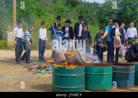 HAIFA, Israele - 10 Aprile 2017: il popolo ebraico eseguire Biur (combustione) Chametz (cibi lievitati), a Haifa, Israele. Questo fa parte della vacanza di Pasqua Foto Stock