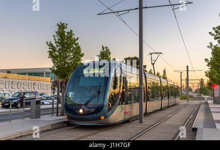 Bordeaux, Francia - Aprile 8, 2017: Alstom piattaforme Citadis 302 tram a Palais des Congres stazione. Bordeaux sistema tranviario ha 66 km di linee e stazioni 116 Foto Stock