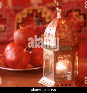Stile Arabo lanterna e un piatto di frutta. Foto Stock