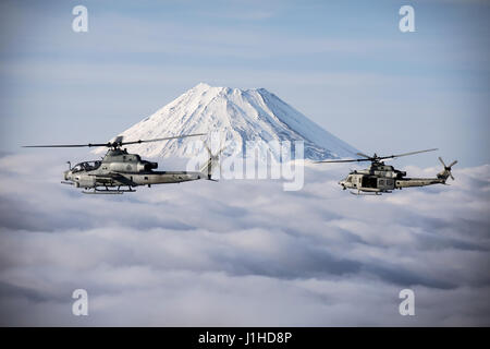 Due Marine Corps elicotteri, un AH-1Z Viper e UH-1Y Venom, volare oltre il Monte Fuji, Shizuoka, Giappone,