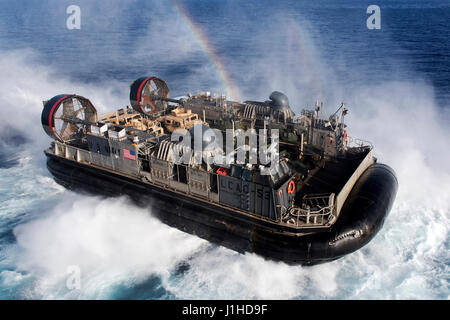 Una landing craft, cuscino d'aria transita Foto Stock