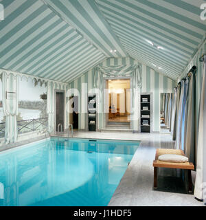 Piscina interna con strisce. Foto Stock