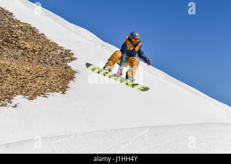 MADONNA DI CAMPIGLIO (TN), Italia, Aprile 8, 2017. Snowboarder godendo corre e salta sulla molla dell ultima neve. Foto Stock