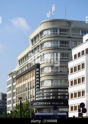 Berlino. Germania. Mossehaus, sulla Schützenstraße, rinnovata e con un angolo progettato da Erich Mendelsohn nel 1921-1923. La costruzione originale del 1900-19 Foto Stock