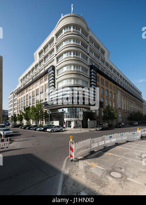 Berlino. Germania. Mossehaus, sulla Schützenstraße, rinnovata e con un angolo progettato da Erich Mendelsohn nel 1921-1923. L edificio originale di 1900-1 Foto Stock