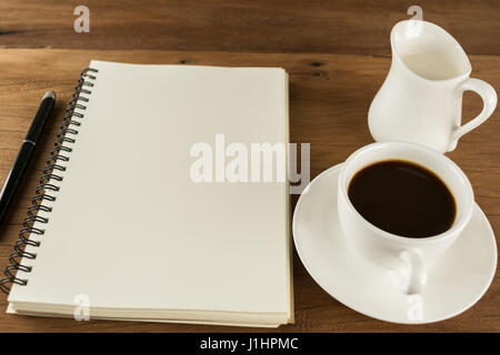 Tazza di caffè e latte con diario nota sulla tavola di legno sfondo vintage Foto Stock