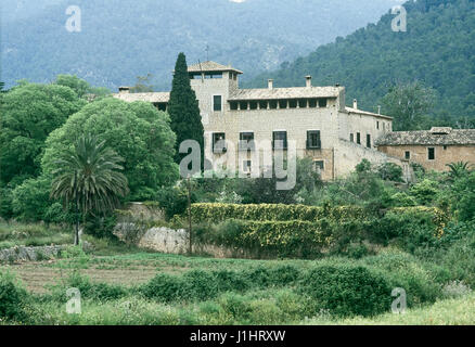 Giardino frontale di stile country house. Foto Stock