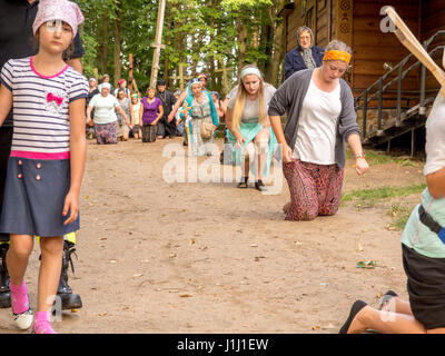 Grabarka, Polonia - Agosto 14, 2016: pellegrini della Chiesa Ortodossa in movimento su ginocchia intorno alla chiesa sul monte santo di Grabarka. Foto Stock