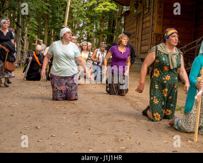 Grabarka, Polonia - Agosto 14, 2016: pellegrini della Chiesa Ortodossa in movimento su ginocchia intorno alla chiesa sul monte santo di Grabarka. Foto Stock