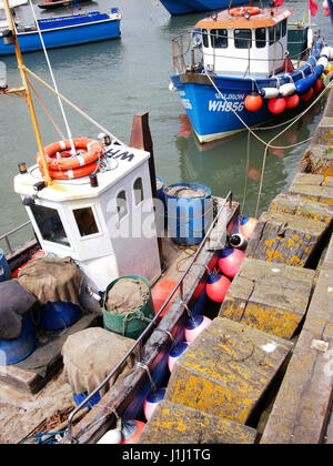 Barca da pesca a quayside in West Bay, Bridport, Dorset, Regno Unito Foto Stock