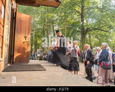 Grabarka, Polonia - Agosto 14, 2016: i pellegrini entrando nella chiesa sul monte santo di Grabarka. Foto Stock