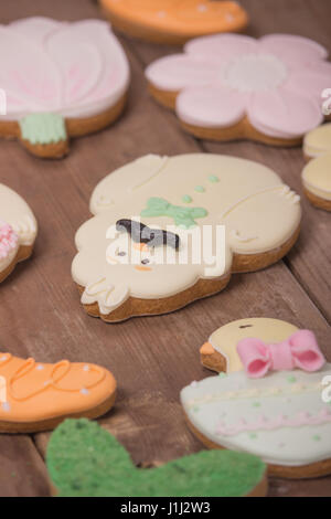 Gingerbread cookie commestibili, divertente personaggio simpatico, primo piano Foto Stock
