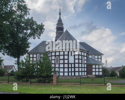 Brzezie, Polonia - 28 Luglio 2016: di legno, la storica chiesa nel West Pomerania regione della Polonia Foto Stock